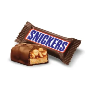 Шоколадный батончик «Сникерс»